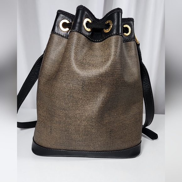 Fendi bucket shoulder/crossbody. Fading on edges/piping. Not original drawstring - Picture 2 of 16
